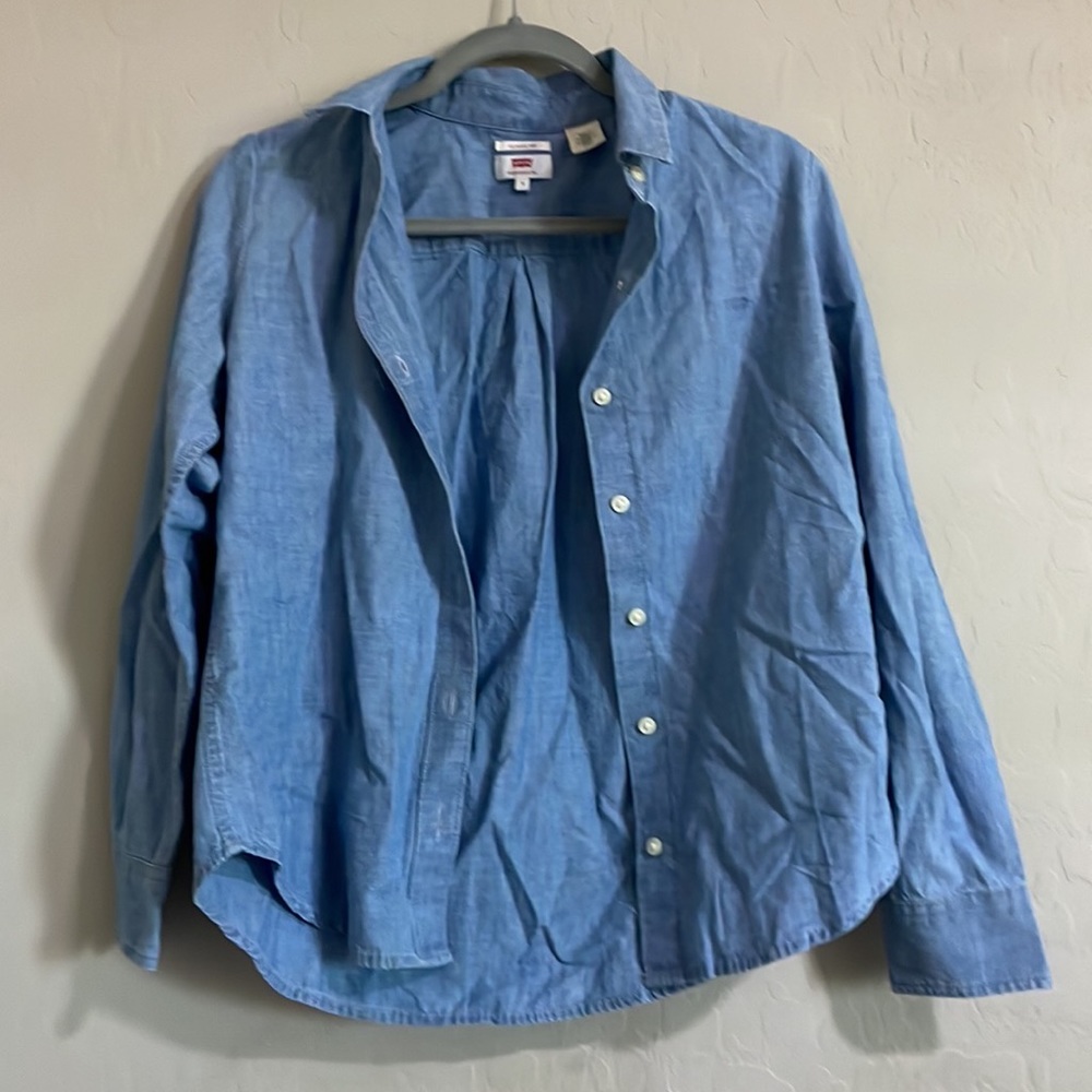 Cute button up. Never been worn. The brand is Levi’s.
